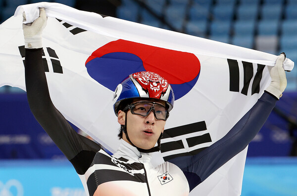 한국 쇼트트랙 대표 황대헌 선수(22·강원도청)가 1500m경기에서 1위로 골인해 우승을 하고 태극기를 흔들며 경기장을 돌고 있다. /베이징=NEWSIS