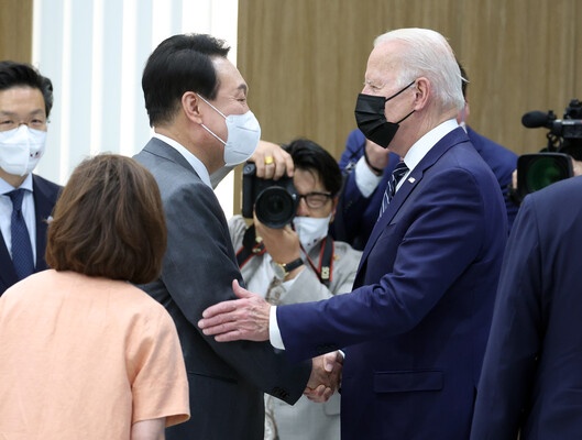  20일 한국에 온 바이든 미대통령과 윤석열 대통령이 수원 삼성전자에서 처음 만나 인사를 나누고 있다./ NEWSIS