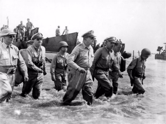 1950년 9월 15일 7만 5000명의 병력과 261척의 함정이 동원된 인천상륙작전에서 맥아더 장군(가운데)이 참모들과 육지에 오르고 있다. / 민족문화대백과
