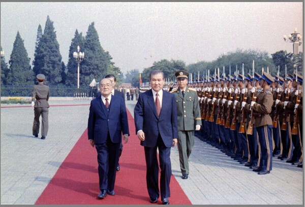 1992년 9월 28일 중국을 방문한 노태우 대통령(우)이 양상쿤 국가주석의 안내로 중국군 의장대를 사열하고 있다. / 자료사진