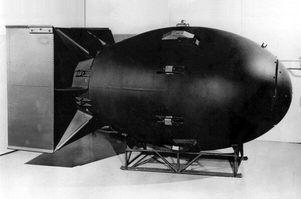 1945년 8월 6일 히로시마에 떨어진 인류 최초의핵폭탄 리틀 보이. 이 폭탄 한 알이 터져 수십만의 시민들이 순식간에 목숨을 잃었다. / 위키미디어