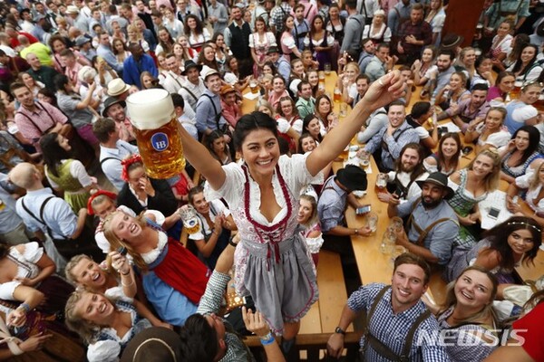 독일의 맥주축제 ‘옥토버페스트’에서 남녀 시민들이 맥주잔을 들고 환호하고 있다. /NEWSIS