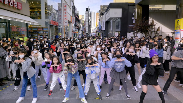 청주시가 25일 '성안길 K-pop 랜덤플레이댄스'를 개최한다. 사진은 랜덤플레이댄스 모습. [사진=청주시]
