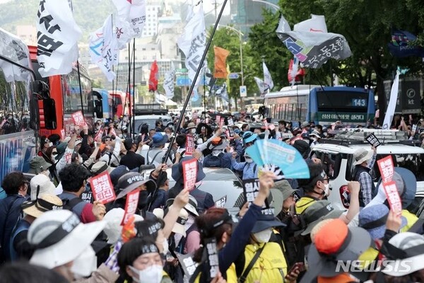 ​​​​​​​5월 31일 서울 세종대로에서 2만명의 민주노총 조합원들이 대규모 집회를 벌였습니다. / NEWSIS