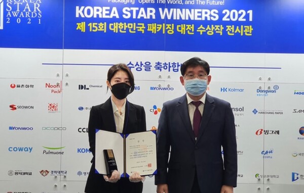 이지연 대표(왼쪽)가 제15회 대만민국 패키징 대전에서 한국포장기술사회장상을 수상했다.