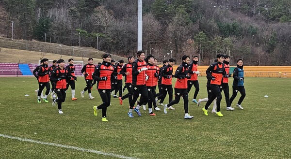 남자축구 1부 축구단인 강원FC 선수단이 보은에서 전지훈련을 하는 모습.