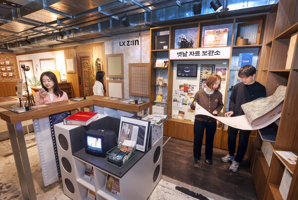 서울 이태원동에서 열리고 있는 LX하우시스의 체험형 팝업 디자인 전시행사 ‘트렌드십’ 행사장에서 방문객들이 LX하우시스 제품들을 살펴보고 있는 모습.