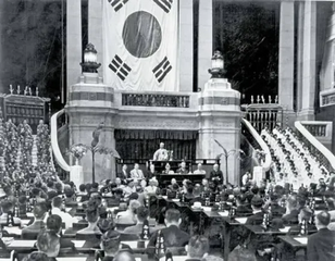 1948년 10월 31일 지금은 없어진 중앙청에서 열린 제헌국회 개원식에서 이승만 의장이 연설을 하고 있다./ 한국민족문화대백과