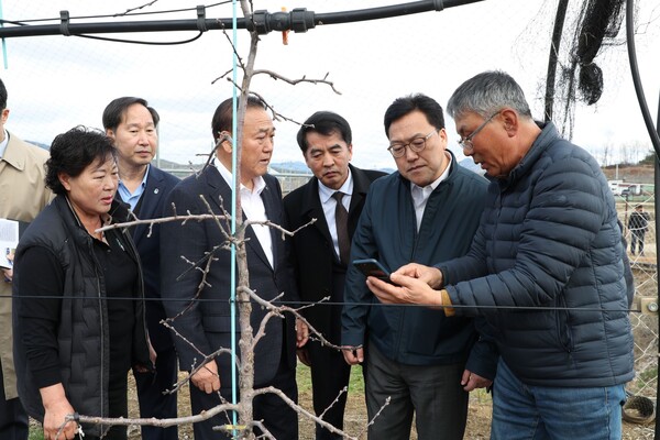 기획재정부 김병환 1차관이 군내 사과 농가와 보은군과수거점산지유통센터(이하 APC)를 방문해 농산물 수급 상황을 점검하고 있다.