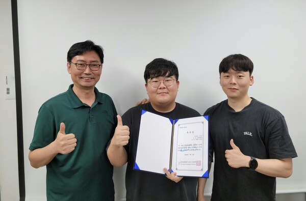 인공지능소프트웨어학과 박태영(가운데), 서강산(오른쪽) 학생이 노기섭 지도교수와 함께 기념사진을 촬영하고 있다.